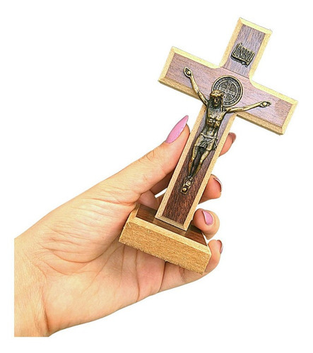 Crucifixo De Mesa Madeira Com Cristo Medalha São Bento 13cm