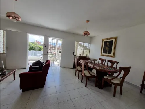 Apartamento En Venta 2do Piso En La Floresta 140 Mt²