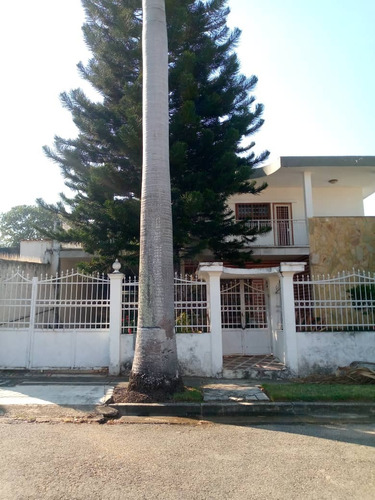 Casa De Dos Planta En Venta En Trigal Centro C-8619 E.c