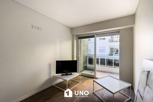 1º De Mayo Y 9 De Julio - Amplio Dpto De 1 Dormitorio. Cochera Disponible.