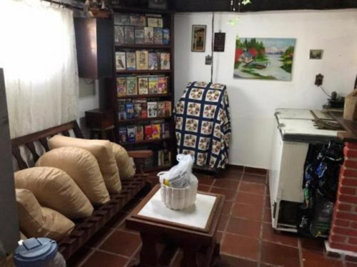 Imagem 13 de 25 de Casa No Jardim Coronel, Em Itanhaém, Litoral Sul De São Paulo, Ficando Lado Serra À 5.000 Metros Da Rodovia, Em Rua Asfaltada, À 50 Metros Do Rio. Possui Vaga Para 04 Automóveis.