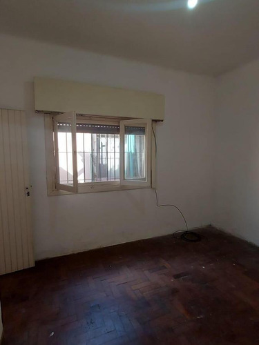 Venta - Casa En Beccar Con Dos Viviendas En Block Y Garage. Ideal Inversión.