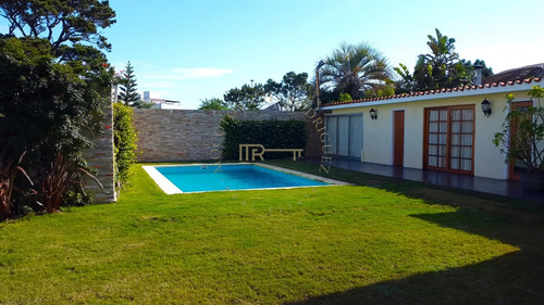 Casa En Alquiler Anual 4 Dormitorios, Piscina Climatizada . Playa Mansa. Punta Del Este.