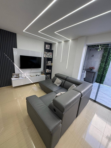 Np Vende Moderno Townhouse En Manantial Cod 289930