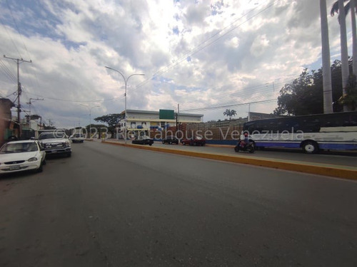 Terreno En Venta Santa Rita Av Principal Amplio Terreno 1900 Metros Cuadrados Aguas Servidas Acometidas Electricidad Negociable Estef 23-27764