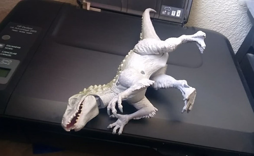2015 Hasbro Jw Indominus Battle Damage Chomping 28cms (Usado)