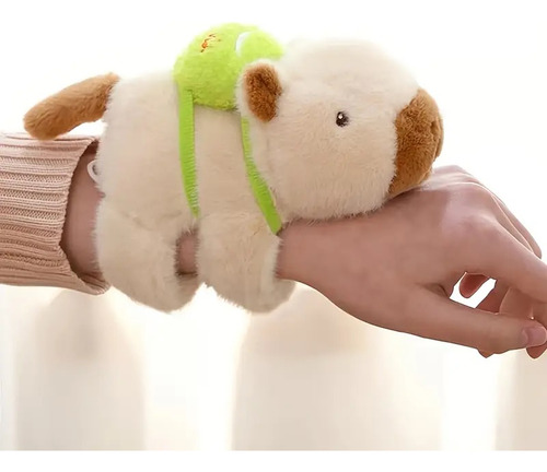 Peluche De Capibara Brazalete Que Te Abraza Con Su Mochilita