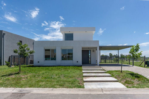 Casa 4 Amb En Alquiler Santa Lucía Con Jardín