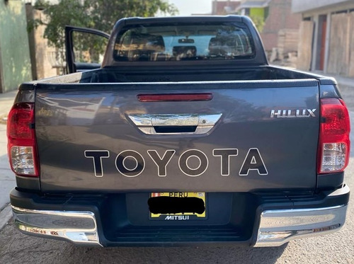 Imagen 7 de 18 de Excelente Camioneta Toyota Hilux 4x4 Sr, 65000km Del 2019