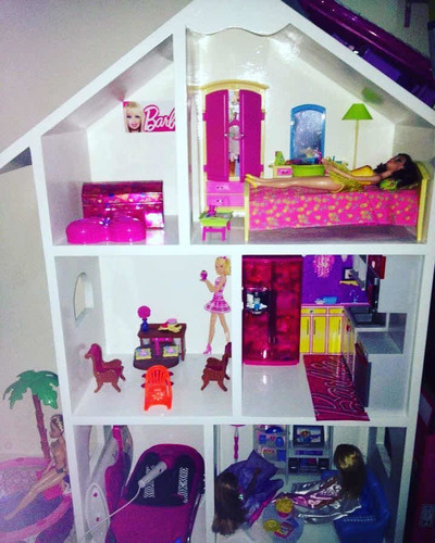 Imagen 1 de 1 de Casa De Barbie Con Todos Sus Accesorios En Madera