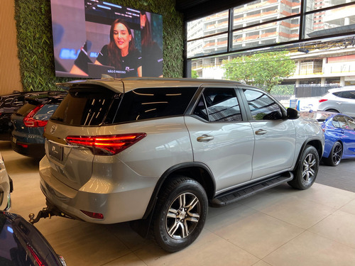 Toyota Hilux SW4 2.7 SR 7 LUGARES 4X2 16V FLEX 4P AUTOMÁTICO