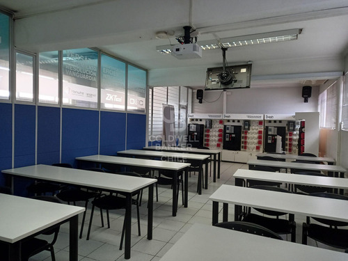 Amplia Propiedad Industrial Con Excelente Conectividad