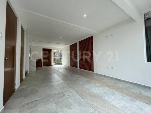 Venta De Casa, 3 Recamaras Con Closet, 3 Baños, Amplio Jardín Con Terraza