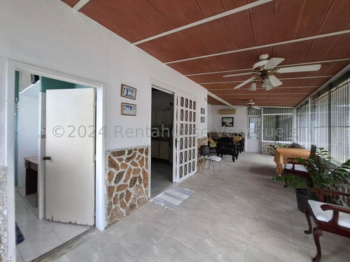 En Venta Amplia Y Hermosa Casa Con Apartamento En El Limon Db 25-4638