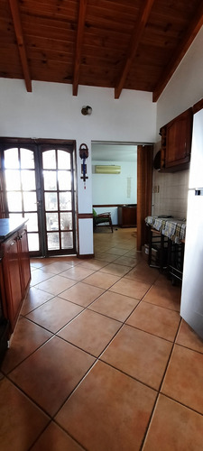 Alquiler Casa En Mendoza 3 Habitaciones, Cochera, Jardin