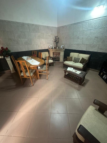 Casa Con Garage Sobre Avenida En Venta!!!
