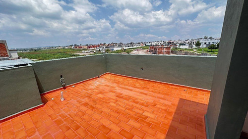 Casa En Zona Segura Con Estudio, Terraza Y 3 Recámaras: Club De Golf Zirándaro