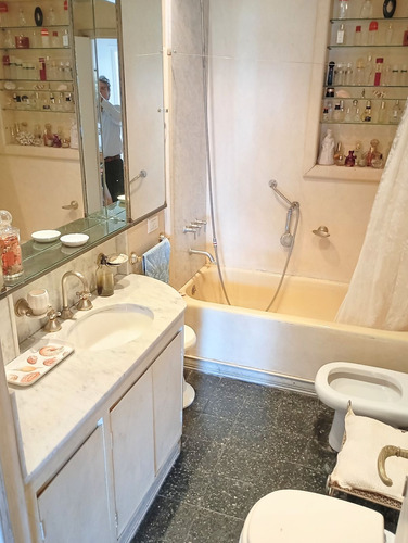 Departamento Alto En Venta Frente A Plaza Carlos Pellegrini, Jockey Y 2 Embajadas Cochera Vig24hs