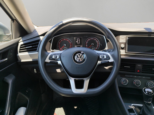 Volkswagen Jetta 4p Trendline L4/1.4/T Man