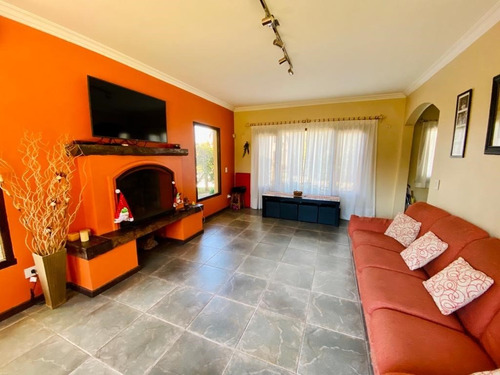 Imagen 5 de 27 de Casa En Venta En La Escondida! Muy Buen Acceso, Super Amplia Y Con Piscina!