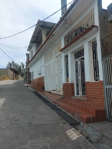 Casa De Dos Niveles En Calle Privada En El Cuji, San Antonio De Los Altos, (estado Miranda)