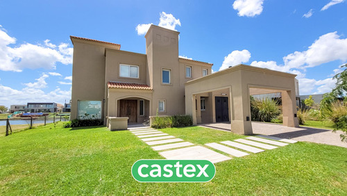 Casa En Venta Con Pileta A La Laguna En Marinas, Puertos, Escobar