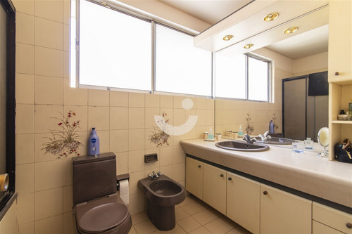 Casa En Arriendo De 6 Dorm. En Las Condes