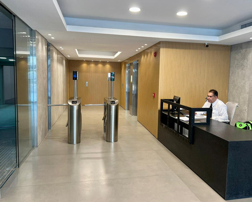 Alquiler Oficina 75m2 Piso Alto - C 2 Divisiones De Blindex Open Space.