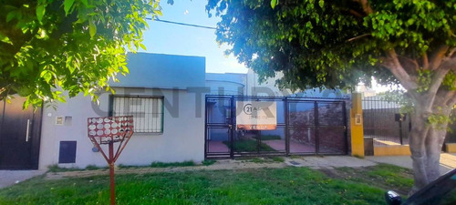 Calle 135 E/ 65 Y 66 - Casa De 2 Dormitorios En Venta - Los Hornos