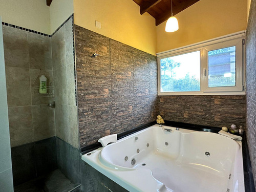 Moderna Casa En Venta, Pinamar, 4 Dormitorios Con Psicina Climatizada, Vinoteca. Financiacion