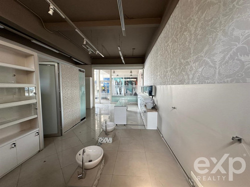 Arriendo Local Comercial Con Alto Trafico En Avda La Dehesa