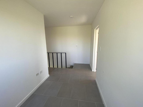 Casa En Venta - 2 Dormitorios 2 Baños - Cochera - 280mts2 - Manuel B. Gonnet