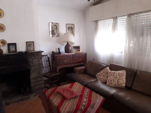 Chalet En Marindia Al Sur Interbalnearia Una Cuadra Y A 4 De Playa Casa Y Apto. Con Estufa Leña Dos O 3 Dorm. Dos Estufas 2 Baños 850 M2 Terreno 20 M Frente Rejas En Todo