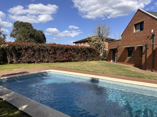 Casa En Venta En Barrio El Aromo Una Planta, 3 Dormitorios Mas Playroom Con Pileta