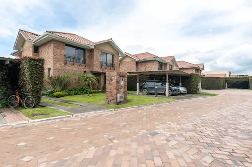 Casa En Venta En El Tejar. Cod V8390