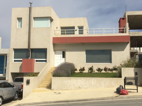 Casa Moderna Con Vista Al Mar