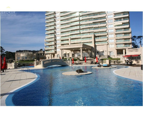 Imagen 18 de 29 de Departamento En Venta. Frente Al Mar. Mansa. Planta Especial. Esquinero. - Punta Del Este Mansa