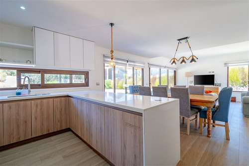 Casa En Venta, 4 Dormitorios En Maitencillo Condominio Polo.