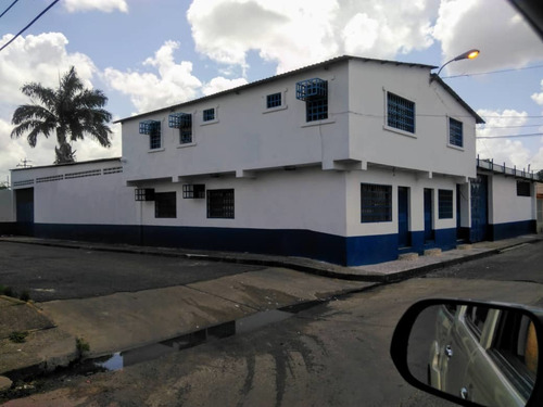 Imagen 3 de 3 de Galpon Con Oficinas, Locales Y Un Apartamento