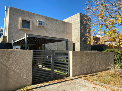 Casa De 3 Dormitorios En Venta Con Parrillero -aldea Fisherton