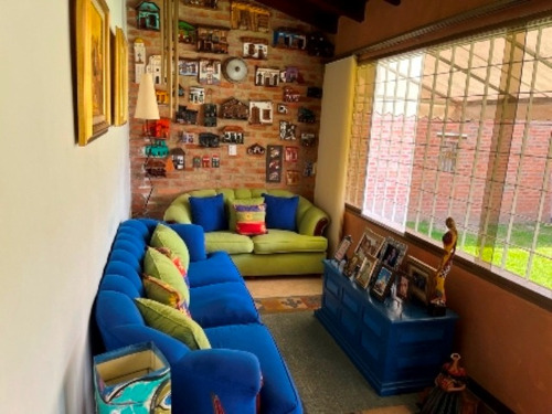 Acogedora Casa En Venta Con Amplio Jardin Y Agradable Vista. Sal