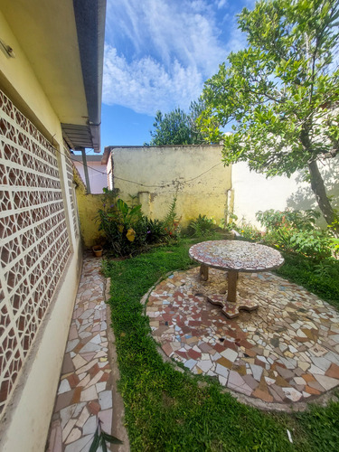 Casa En Pueblo Nuevo Con Patio Y Cochera ¡oportunidad!
