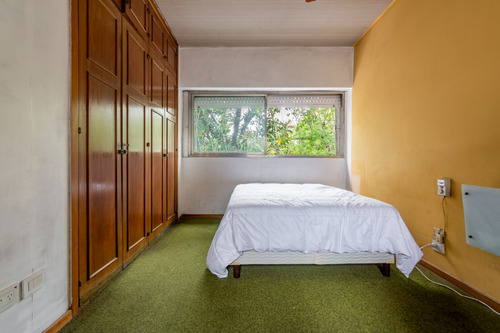 Casa En Venta En Floresta, Con Terraza, Quincho Y Parrilla. Cochera Doble.
