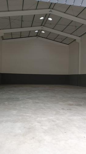 Barracão Novo 345 Metros Mais 260 Metros De Pátio ,piso Usinado , Altura Pé Direito 7,60 Metros,porta 5,00 Metros De Altura Banheiros Grandes , Portão De 9.00 Metros ,excelente Imóvel Novo Sem Uso