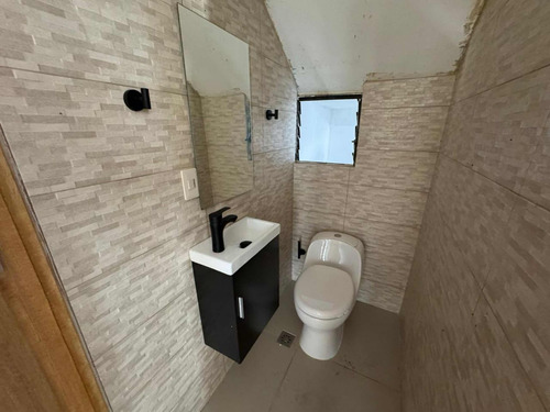 Moderna Casa De 2 Niveles En Las Palmas De Alma Rosa