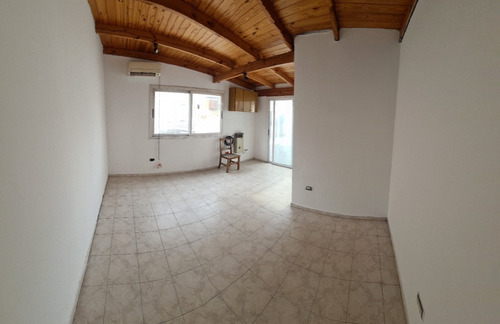 Gascón Al 500 Y Sarmiento, Almagro. Superficie Total 130 M2. Piso 4 Al Frente. 4 Ambientes. 3 Dormitorios. 2 Baños. Patio Grande De 27 M2. Baulera. Muy Luminoso Y Silencioso. Apto Crédito. Apto Profes