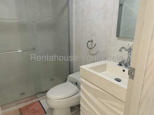 Buscas Una Quinta Donde Puedas Compartir Momentos Con Tus Familiares Y Amigos? Aqui La Tienes,moderna, Calle Cerrada Vigilancia Privada,amplia Y Bella Cocina Para Disfrutarla. Está En Alto Hatillo