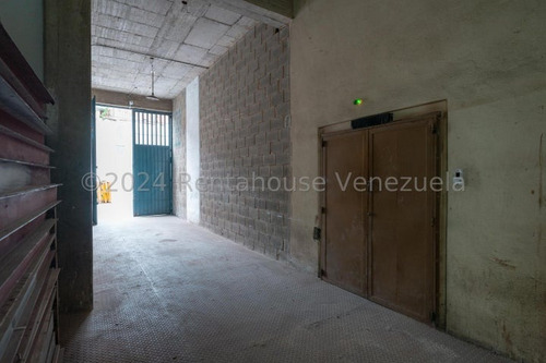 Local Comercial De 900 M2 Ubicado En La Zona Industrial De San Antonio