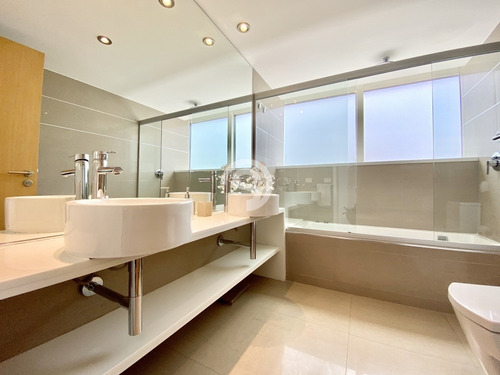 Apartamento En Mansa - Punta Del Este- Ref: 4566
