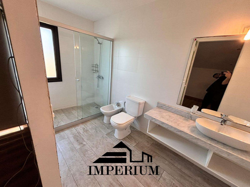 Venta Hermosa Casa En La Floresta , 3 Dormitorios , 4 Baños , A Metros Del Mar .